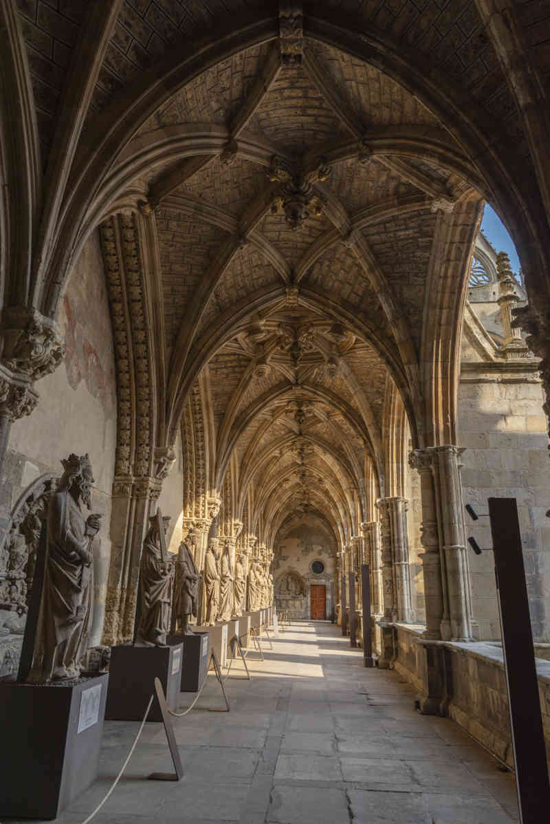 León 042 - catedral de Santa María de León - claustro.jpg